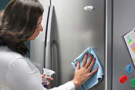 Cách tẩy vết keo dính trên tủ lạnh đơn giản, hiệu quả